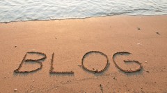 Strand: In den Sand ist das Wort "Blog" geschrieben.