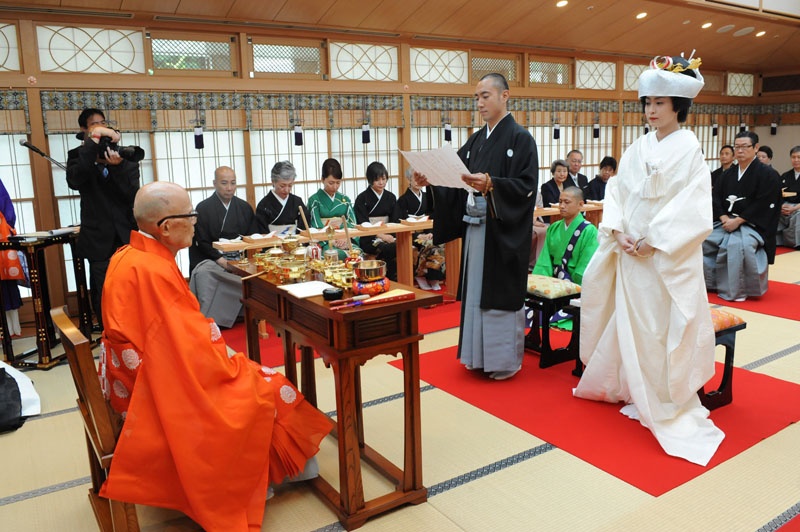 Hochzeitszeremonie in Tokio nach buddhistischer Art.