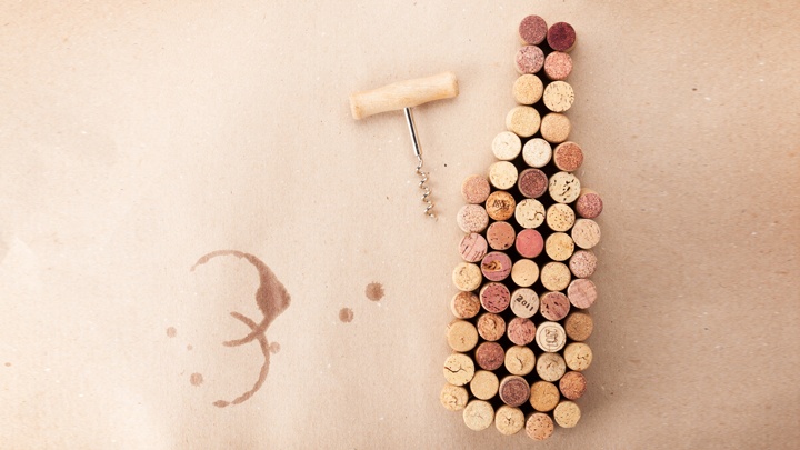 Korken in Form einer Weinflasche und ein Korkenzieher.