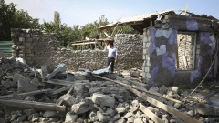 Mann in in den Ruinen in Konfliktregion Berg-Karabach