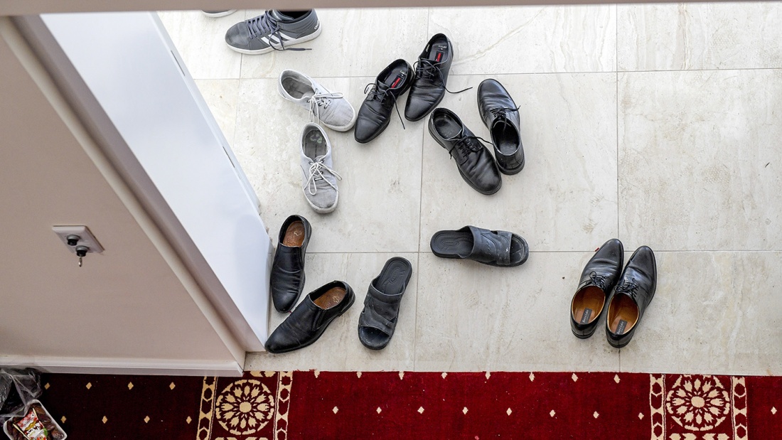 Schuhe vor Moschee