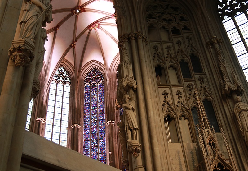 Zweimal verlor die Kirche ihre Innenausstattung: Durch die Bilderstürme im 16. Jahrhundert und durch die Umwandlung in eine neugotische Kirche.