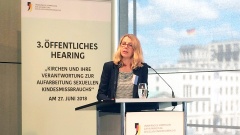 Sabine Andresen, Vorsitzende der Kommission bei der Begrüßung zum 3. Öffentlichen Hearing in Berlin kritisierte die Kirchen.
