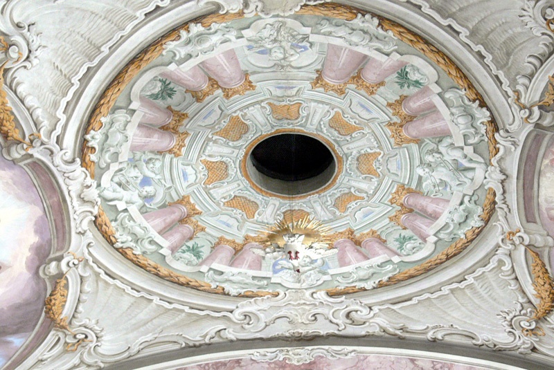 Loch im barocken Ambiente der Pfarrkirche Sankt Peter und Paul in Söll (Tirol).