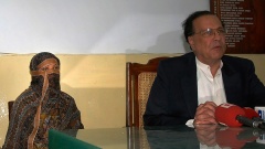 Asia Bibi (li) sitzt im November 2010 während einer Pressekonferenz im Gefängnis neben Salman Taseer, dem damaligen Gouverneur der Provinz Punjab, der sich für ihre Begnadigung eingesetzt hatte. 