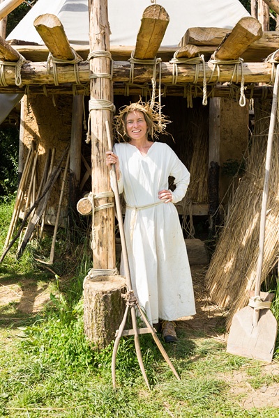 Agrarbiologin Mareike Punzel hält eine Forke aus Holz in der Hand.