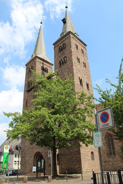 Die St. Kilianikirche in Höxter von außen.