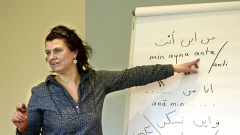 Claudia Ott unterrichtet Flüchtlingshelfer im Arabischkurs der evangelischen Kirche in Celle.