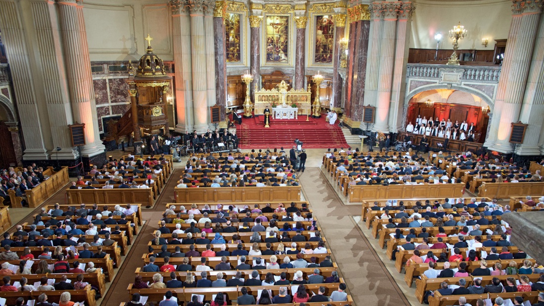 Die Generalversammlung der Weltgemeinschaft Reformierter Kirchen (WCRC) beim Gottesdienst im Berliner Dom 