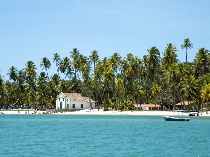 "Capela de São Benedito" am Strand "Praia dos Carneiros", Brasilien.