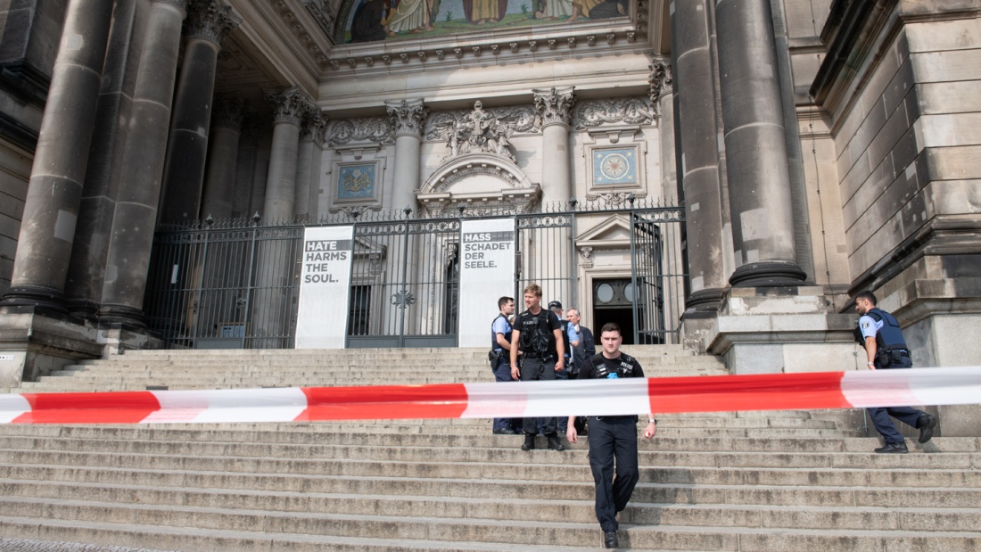 Ein Polizist soll im Berliner Dom auf einen Mann geschossen haben.