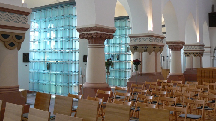 "Die Himmelsleiter" - Kolumbarium in der Herz-Jesu-Kirche in Hannover. 