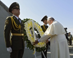 Papst vor Blumenkranz neben Soldaten