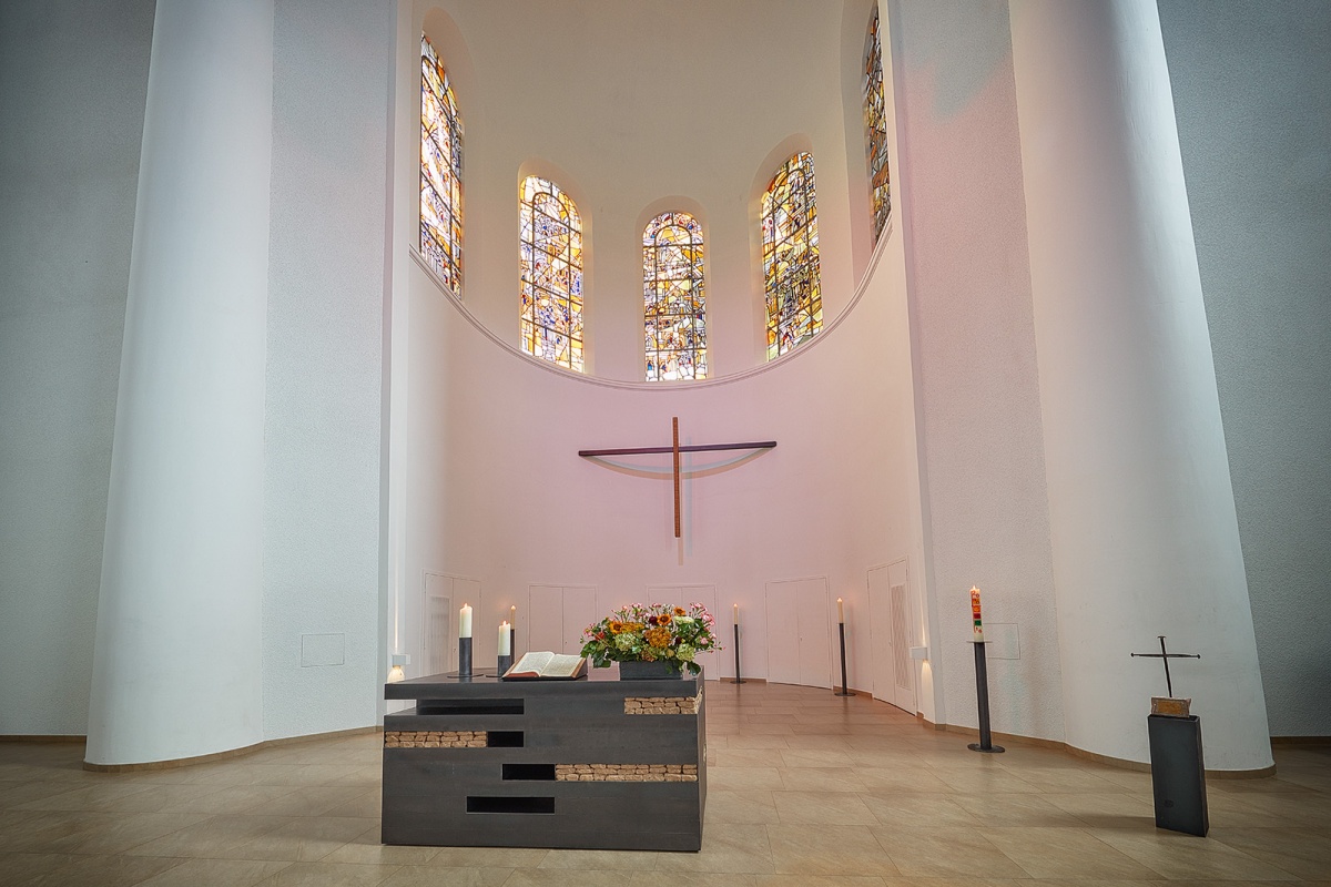 Großer Überblick des Innenraums, 2x mit den weltweit einmaligen Kirchenfenster von James Rizzi, im Osten das Fenster mit dem Namen „Jesus is Life“ und im Westen „ Father and Son“