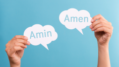 Die Worte "Amin" und "Amen" stehen jeweils in einer aus Papier ausgeschnittenen Sprechblase.