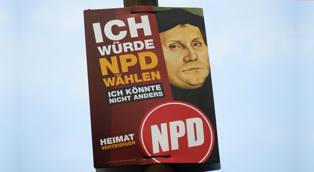 Wahlplakat der NPD mit einem Portraet des Reformators Martin Luther.