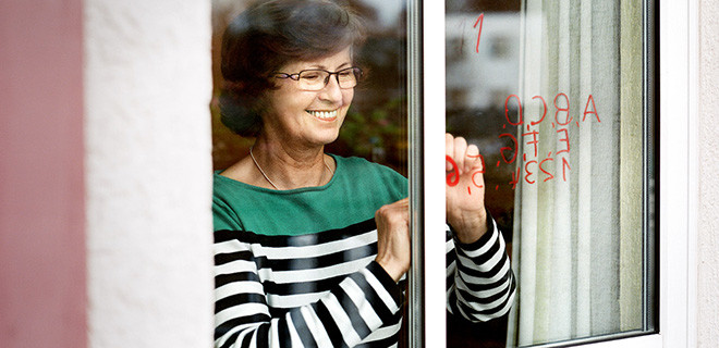 Karin K., 59, schreibt an ihr Fenster  