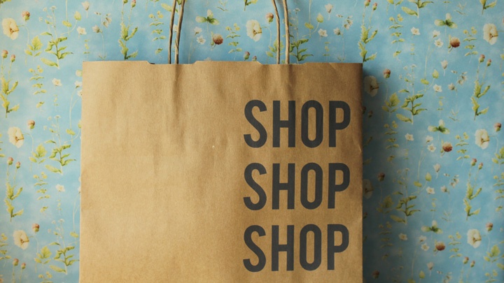 Einkaufstüte aus Papier mit dem Aufdruck "Shop, Shop, Shop".