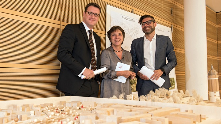 Der Wittenberger Oberbürgermeister Torsten Zugehör (l.), Margot Käßmann und Ulrich Schneider stehen in Berlin hinter einem Modell zur Weltausstellung Reformation 2017.