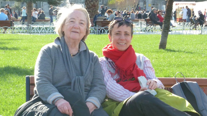 Luise Schottroff (links) mit Claudia Janssen