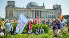r Demonstration mit dem Motto "Stoppt den Hass! Stoppt die AfD" gegen die AfD auf der Wiese vor dem Reichstagsgebäude.