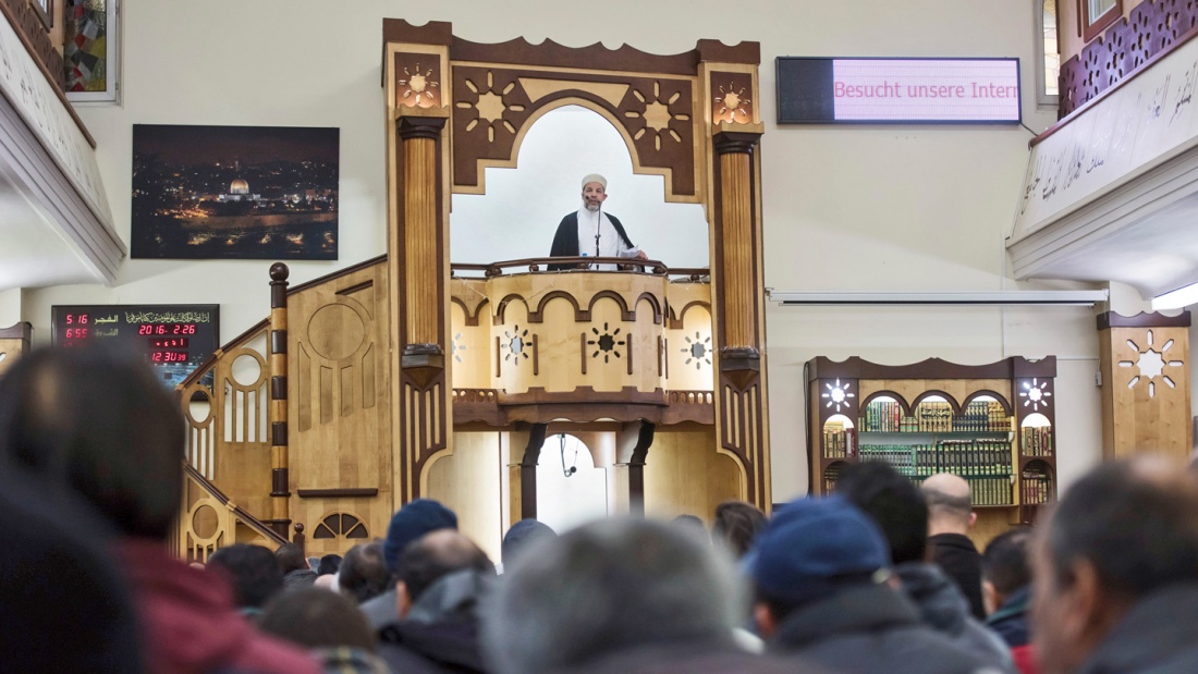 Mohammad Taha Sabri, Imam in der Dar-as-Salam-Moschee in Berlin-Neukölln, am 26.02.2016, bei seiner Predigt während des Freitagsgebets. 