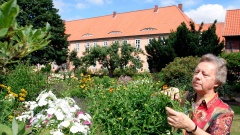 Die ehemalige Äbtissin des Klosters, Barbara Möhring, im barocken Klostergarten.