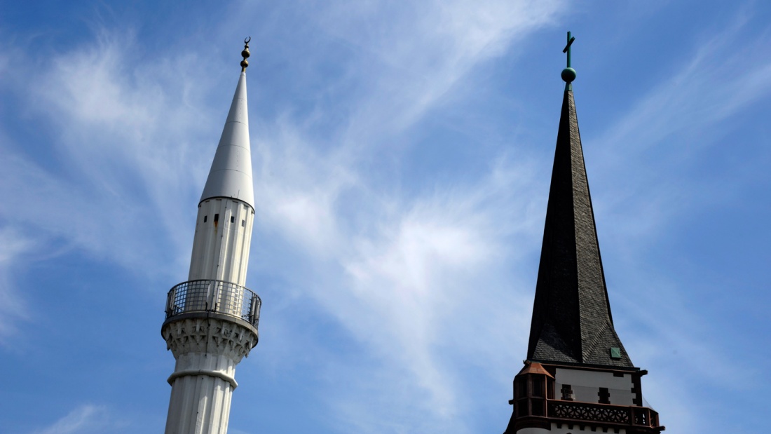 Minarett der Sultan-Selim-Moschee und der Kirchturm der nahe gelegenen katholischen Liebfrauenkirche im Mannheimer Stadtteil Jungbusch