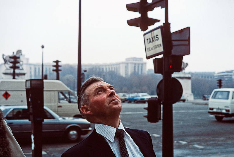 Ein von Kapitaen Hansen fotografierter Mann steht vor einer viel befahrenen Straße und blickt auf eine nicht zu erkennende Attraktion