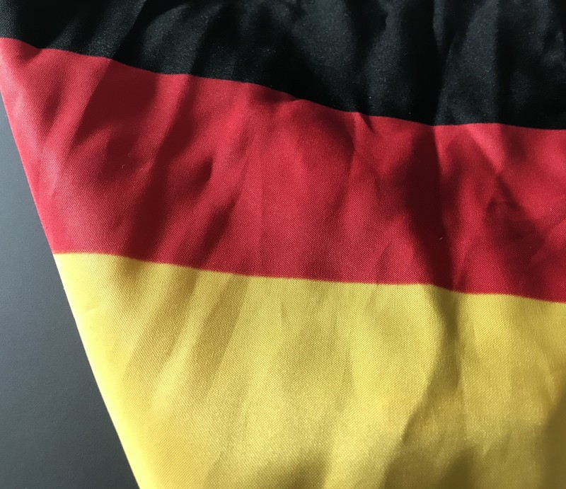 Eine deutsche Flagge, ein wenig zerknittert