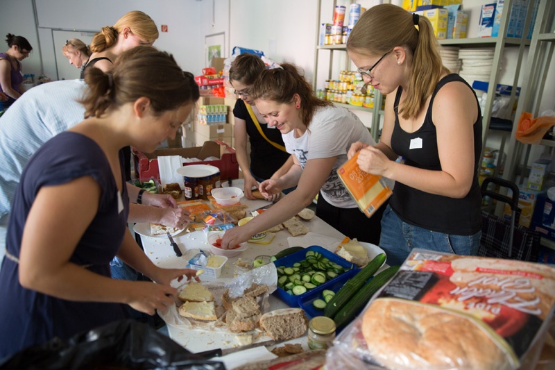 Hunderte Ehrenamtliche versorgten die Flüchtlinge mit Essen, Wasser und Hygieneartikeln. 