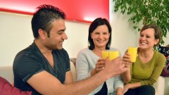 Henrike Alle, ihre Tochter Kristin und ihr Gast Abdullah Iqbal stoßen mit dem Joghurt-Getränk Mango Lassi an.