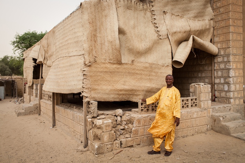 Pastor Bouya vor seinem Haus