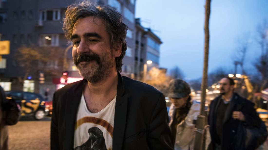 Der deutsch-türkische Journalist Deniz Yücel nach seiner Freilassung aus dem Gefängnis. 