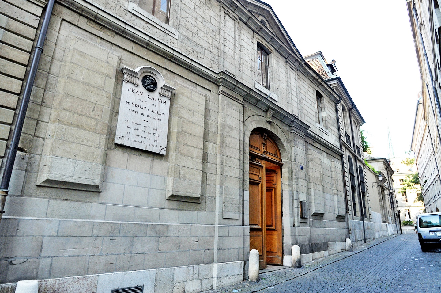 Haus mit Gedenktafel an der Stelle in der Rue de Calvin in Genf, an der bis 1706 das Wohnhaus des französischen Reformators Johannes Calvin stand.