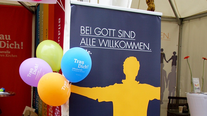 Plakat mit der Aufschrift "Bei Gott sind alle willkommen" am Stand der Baptisten Schöneberg beim 24. Lesbisch-schwulen Stadtfest in Berlin