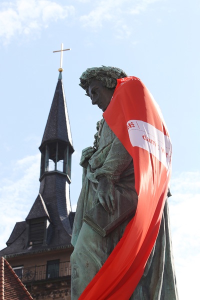 Schillerdenkmal mit Kirchentagsfahne