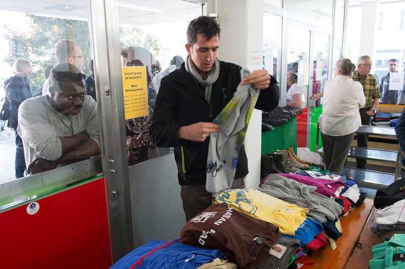 Der Freundeskreis betreut auch einen Tafelladen, wo Flüchtlinge gespendete Kleider und Schuhe erhalten.  