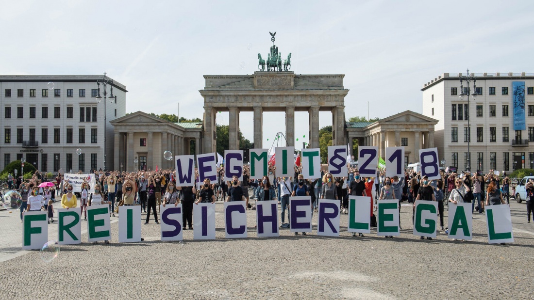 Mehrere hundert Menschen protestierten vor dem Brandenburger Tor gegen einen Aufmarsch von religiösen Abtreibungsgegnern.