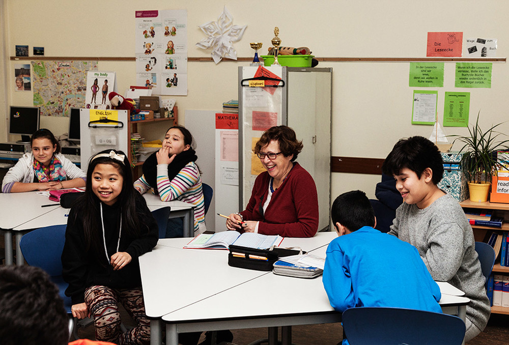 Frau Frank mit Schülern im Klassenzimmer