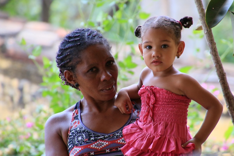 Kubanische Mutter mit Tochter