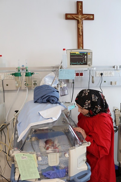 Sajedh Masalmeh besucht ihr Baby auf der Frühchenstation im Geburtsklinik Zur Heiligen Familie Bethlehem. 