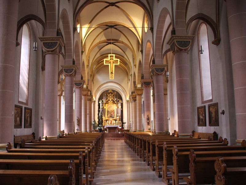 Innenraum der katholischen Pfarrkirche St. Nikolai im ostwestfälischen Höxter