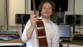 Tim Linde im Studio mit Gitarre in der rechten Hand.