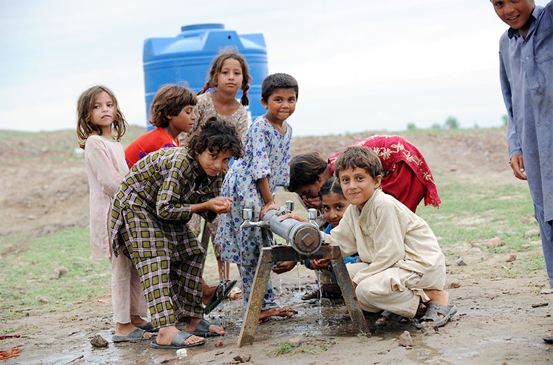 Kinder im Camp für Flutopfer in Pakistan