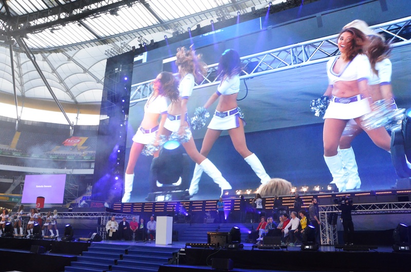 Die Cheerleader der "Galactic Dancers" brachten mit ihren Tanzeinlagen Schwung in die Liturgie.