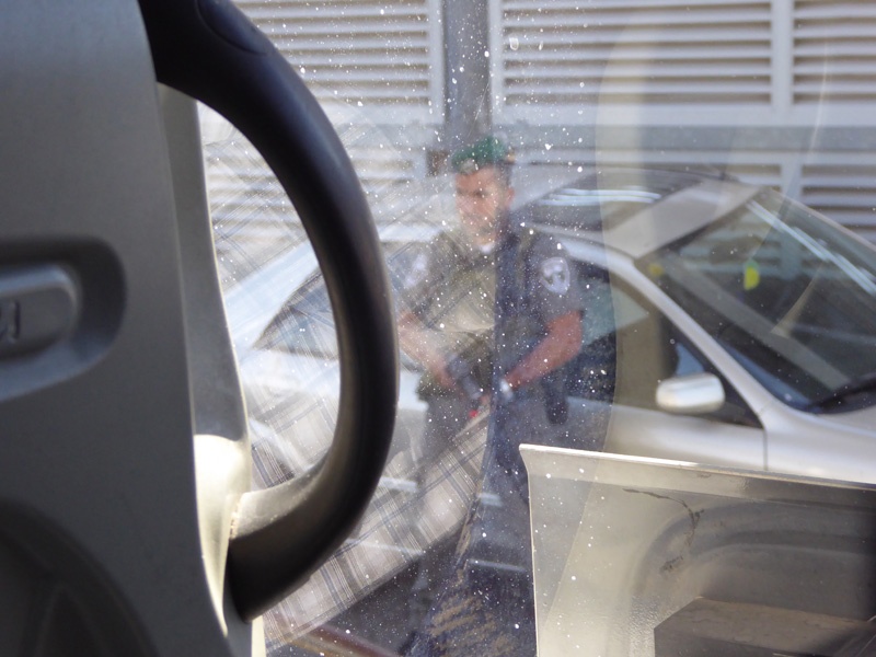 Checkpoint Richtung Jerusalem. Soldat aus dem Busfenster