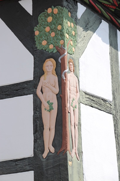 Das Adam-und-Eva-Haus in Höxter, Darstellung des Sündenfalls.
