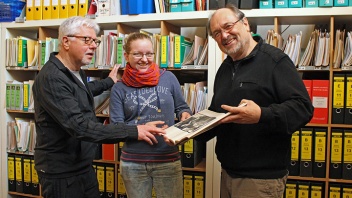 Manfred Bender (rechts) ist Gründer und Leiter des Centrums für Chormusik in Limburg. Bernd Bendel (links), Schriftführer des Vereins, in der Mitte Annika Baumgart, die ein Freiwilliges Soziales Jahr im Archiv leistet. 