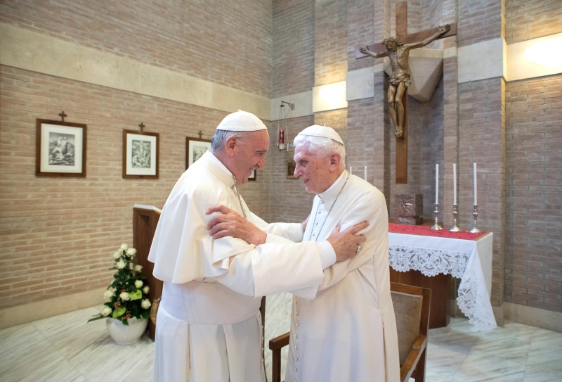 Der aktuelle Papst Franziskus trifft den emeritierten Papst Benedikt XVI.